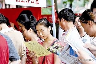 穆勒晒与妻子圣诞树前合照：祝大家圣诞快乐！